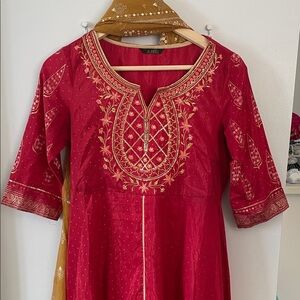 Indian Aurelia women’s Dress in Red and Gold size small